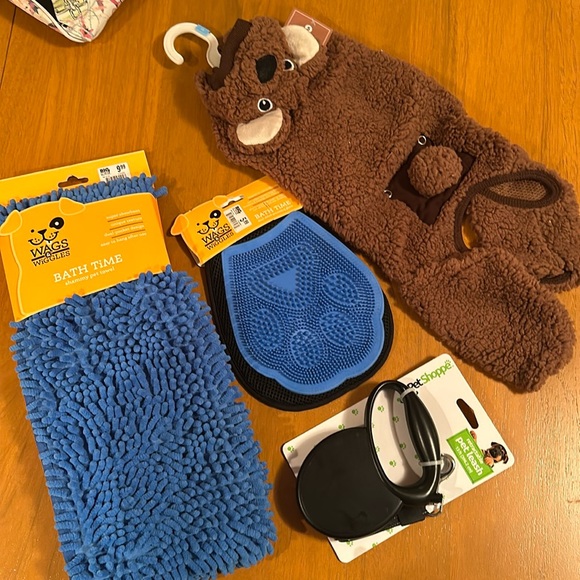 Bear Dog Costume (s), retractable leash, and bath accessories - Picture 2 of 5